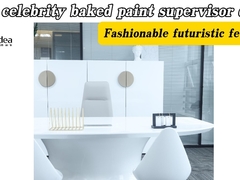 La scrivania del supervisore della pittura cotta della celebrità televisiva.