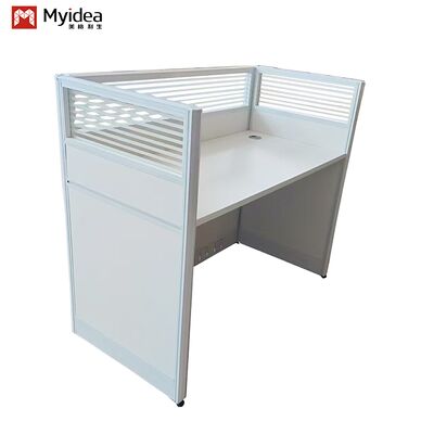 Scrivanie moderne in legno con schermi in vetro per postazioni di lavoro in ufficio